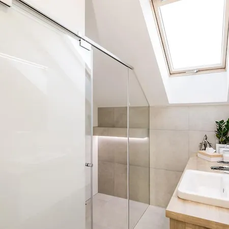 Flexihome Sk - Komenskeho - Private Parking Spot - Ultra Modern And Stylish *