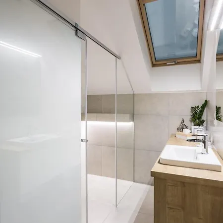 شقة Flexihome Sk - Komenskeho - Private Parking Spot - Ultra Modern And Stylish *