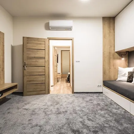 شقة Flexihome Sk - Komenskeho - Private Parking Spot - Ultra Modern And Stylish *