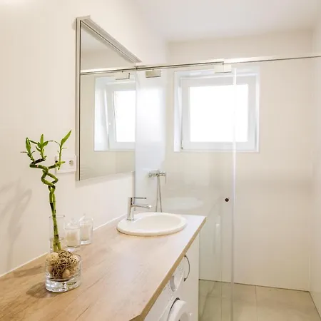 شقة Flexihome Sk - Komenskeho - Private Parking Spot - Ultra Modern And Stylish