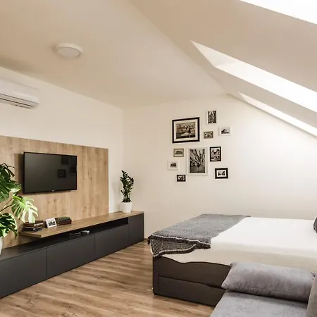 Flexihome Sk - Komenskeho - Private Parking Spot - Ultra Modern And Stylish شقة