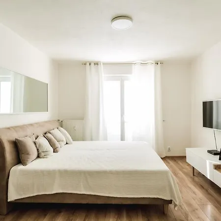 شقة Flexihome Sk - Komenskeho - Private Parking Spot - Ultra Modern And Stylish