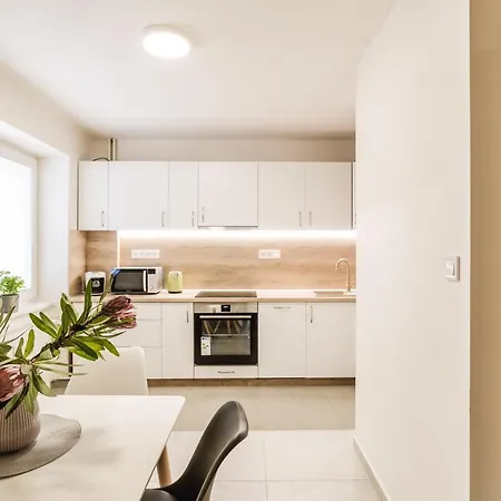 Flexihome Sk - Komenskeho - Private Parking Spot - Ultra Modern And Stylish *