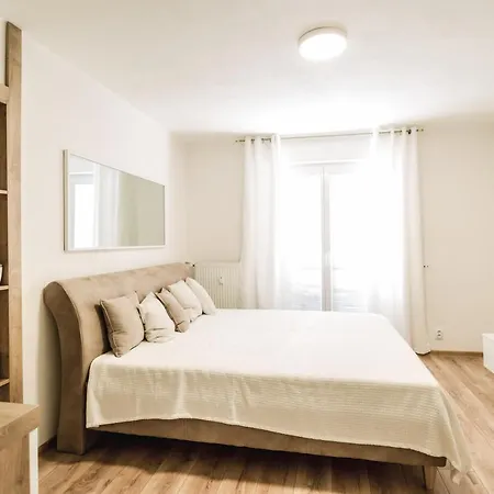 Flexihome Sk - Komenskeho - Private Parking Spot - Ultra Modern And Stylish شقة كَشّا