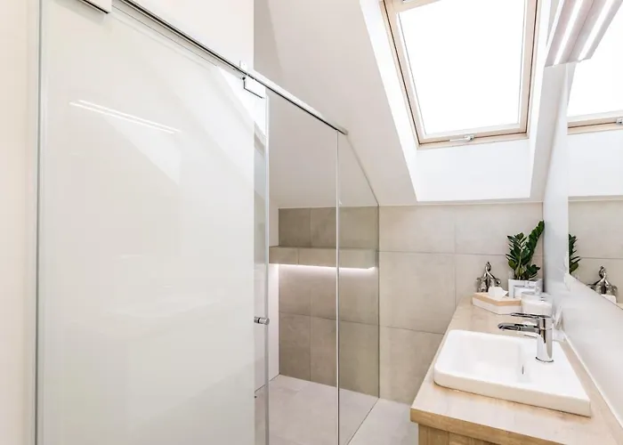 Flexihome Sk - Komenskeho - Private Parking Spot - Ultra Modern And Stylish *